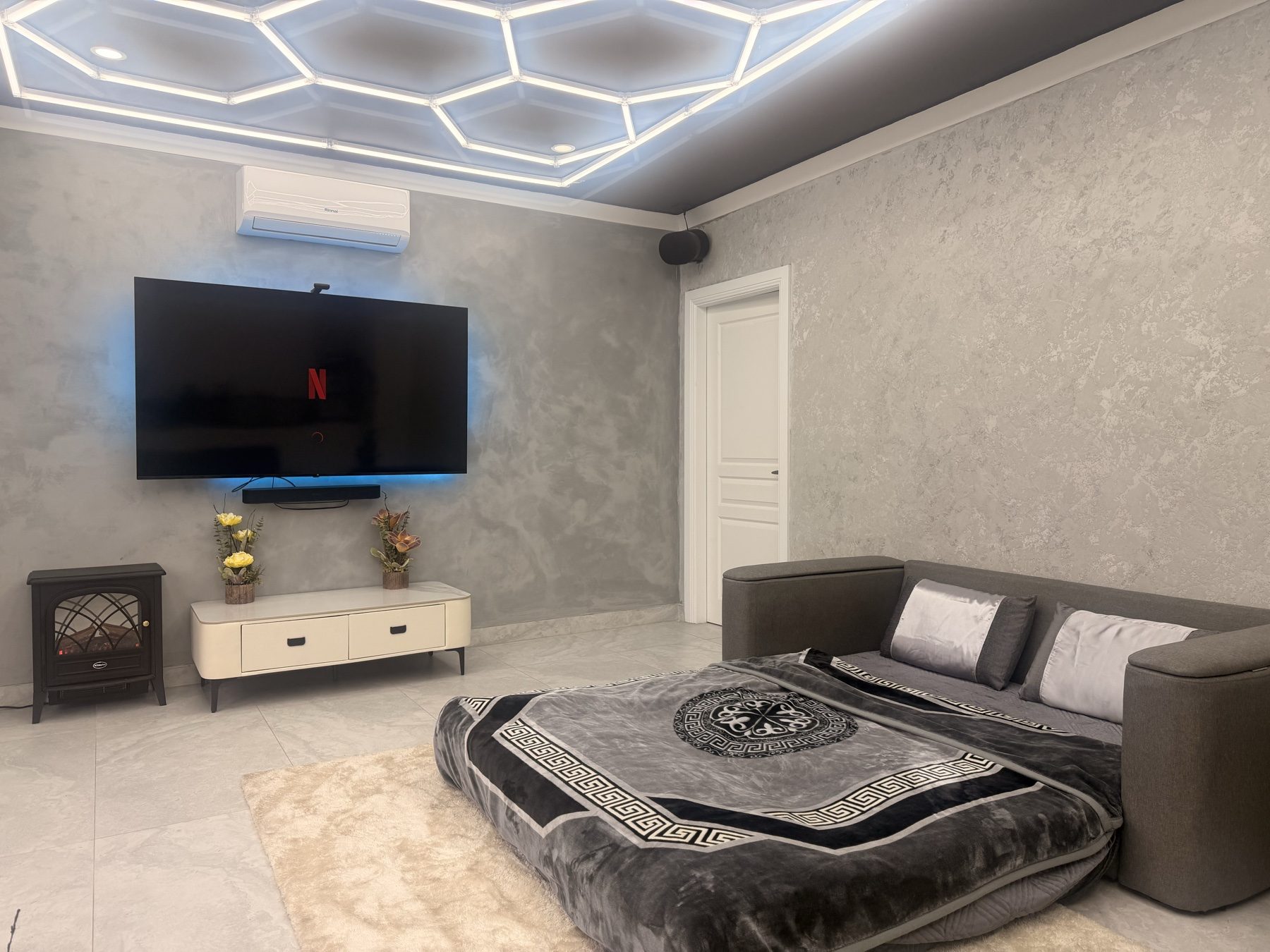 Lounge and entertainment